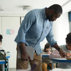US Reading Test Scores Fall to Lowest Level in 32 Years