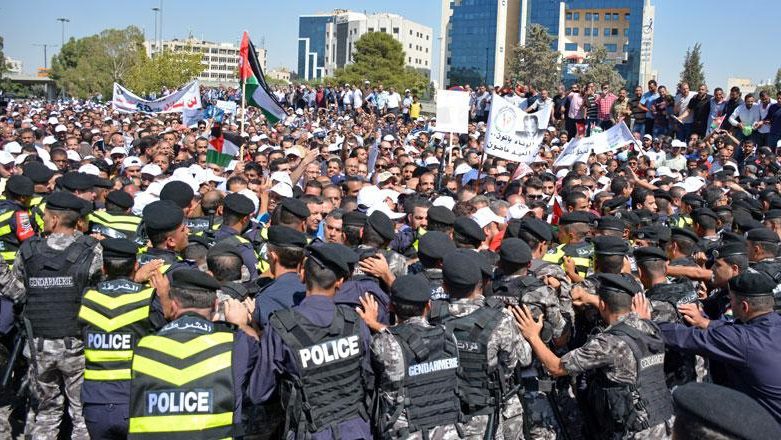 Jordanian teachers intensify protests against banning of union