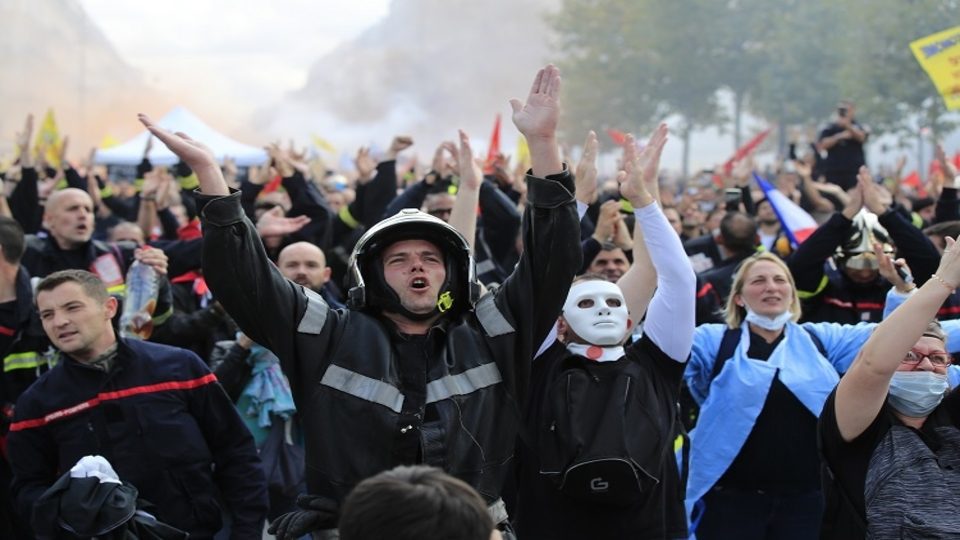 Police attack protest by French firefighters