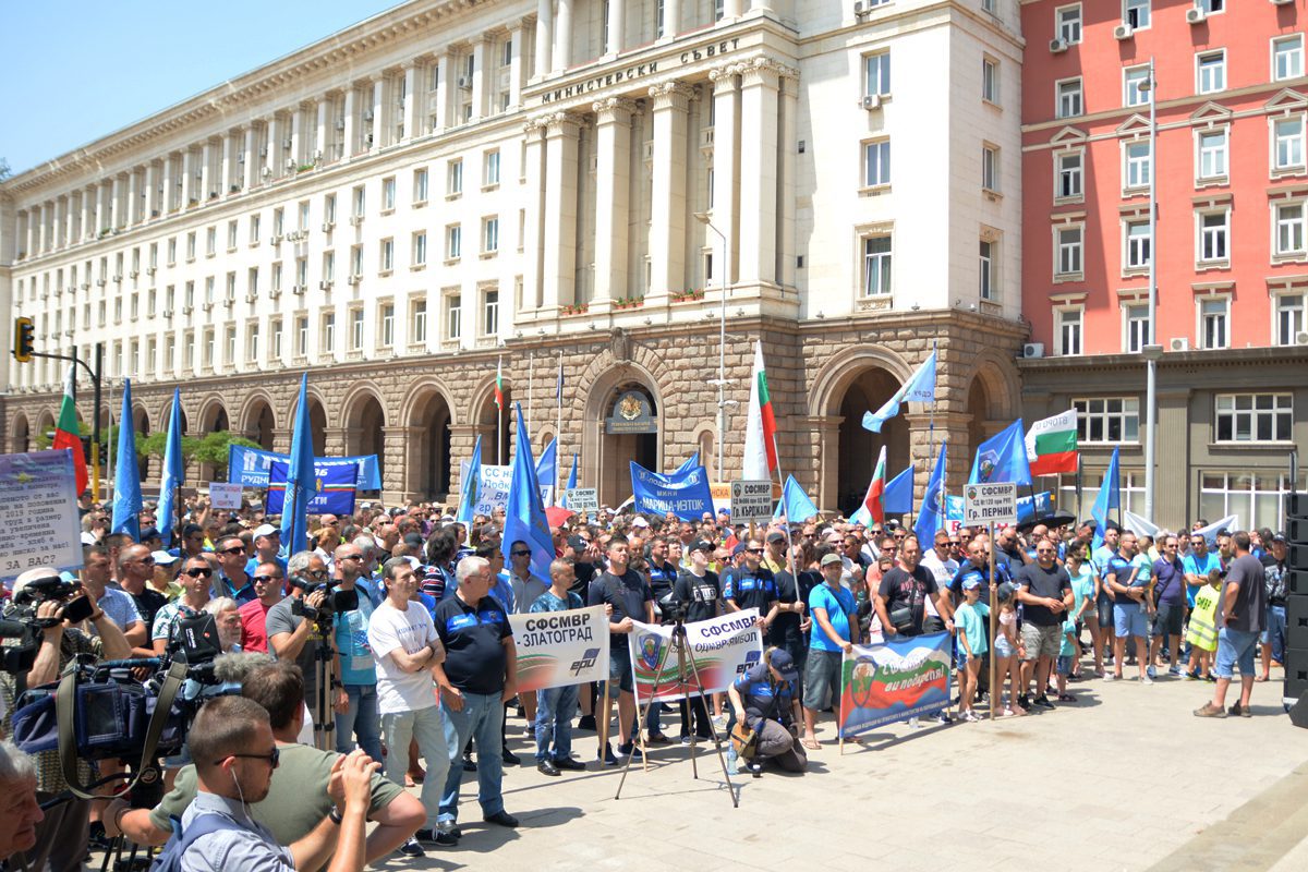 Bulgarian workers demand hike in night time wages