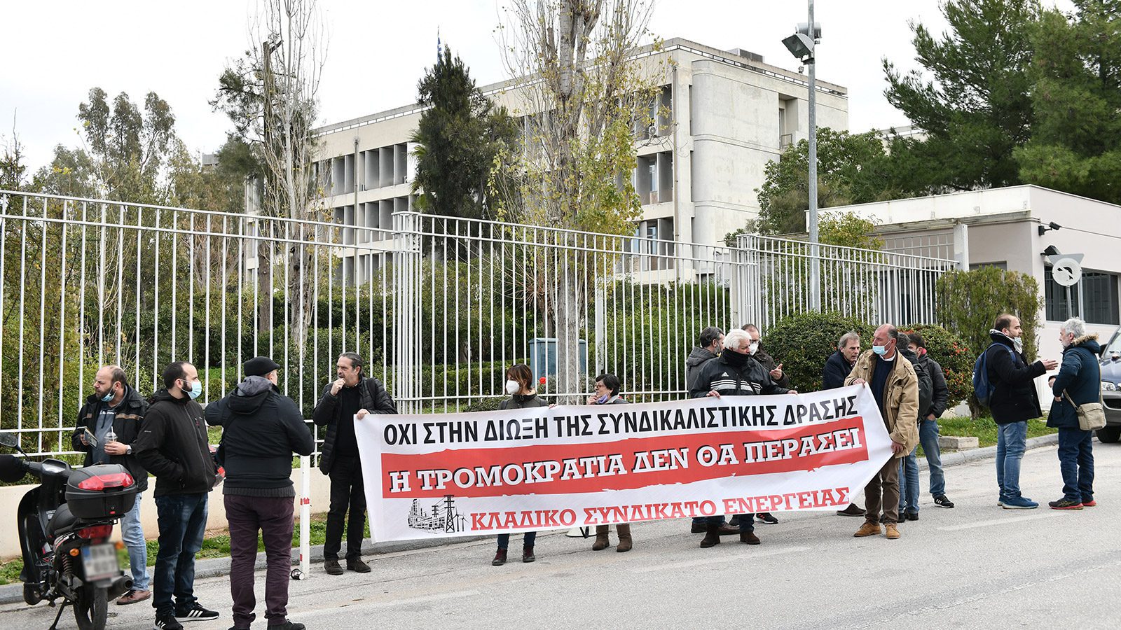 Attack on protesting oil refinery workers in Greece condemned