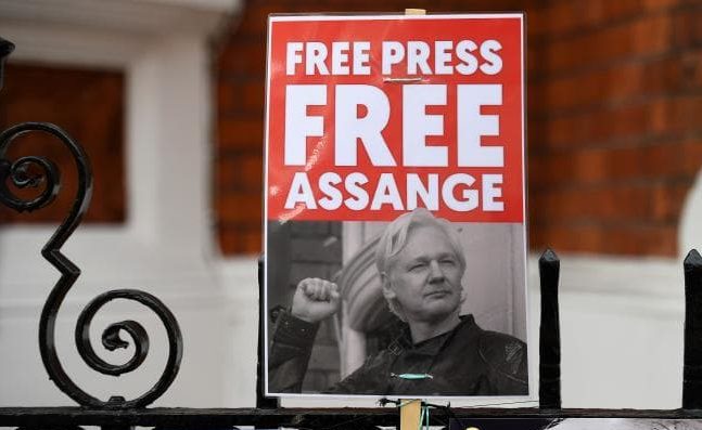 Protesters rally outside Ecuadorian embassy in London amid reports of Julian Assange’s imminent arrest