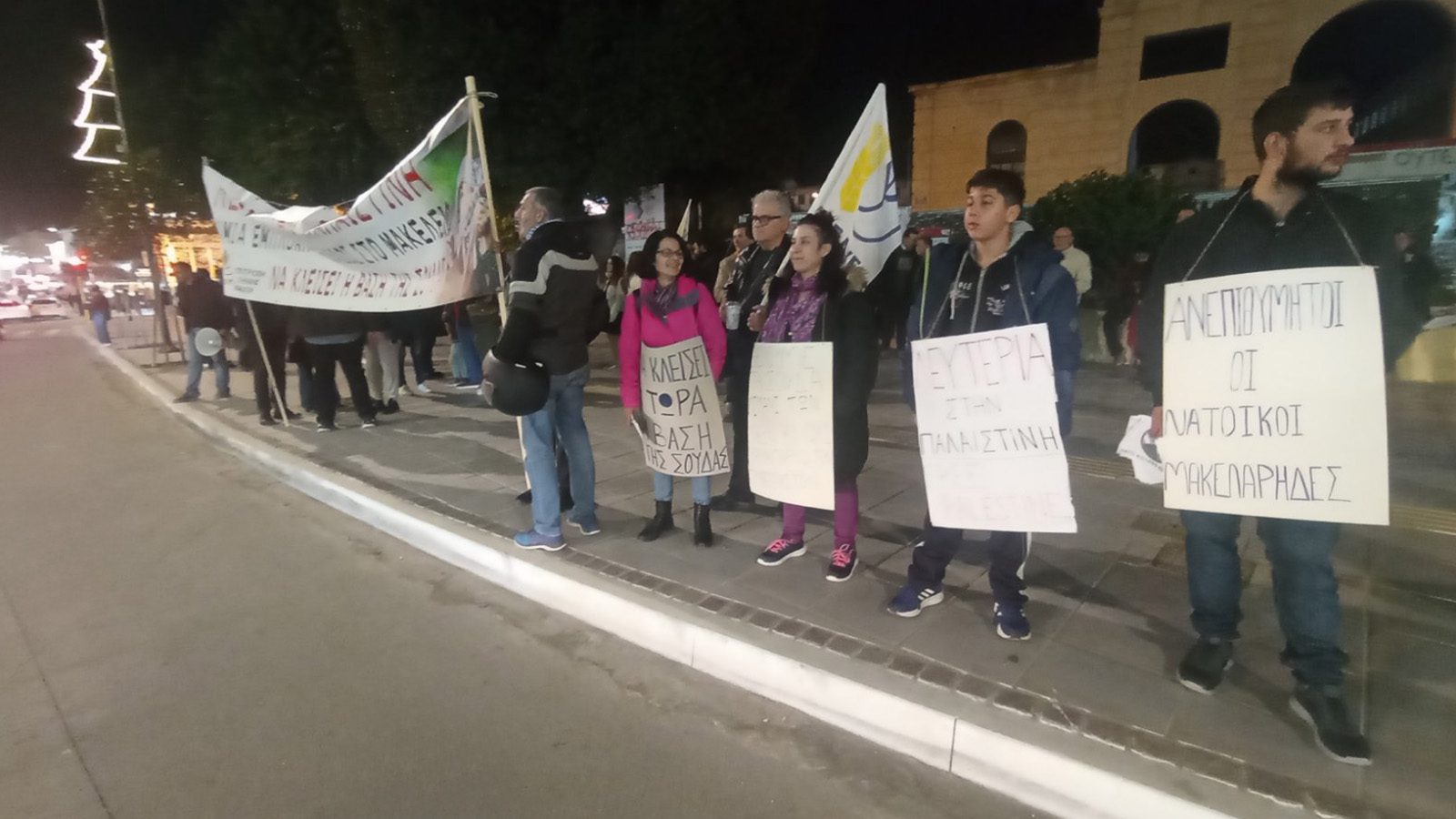 Greeks protest docking of US warship