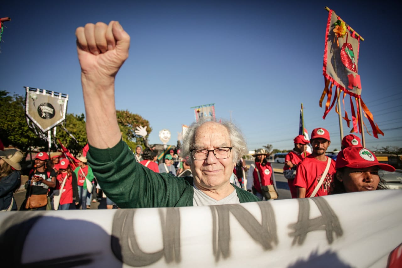  />Nobel Prize laureate Adolfo Pérez Esquivel takes part in Free Lula March this Monday</p>
<div style=