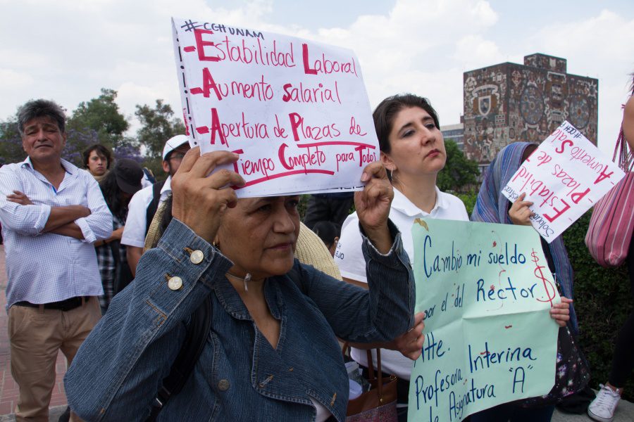 Mexican teachers and students seek dignity for educators, rise in salaries