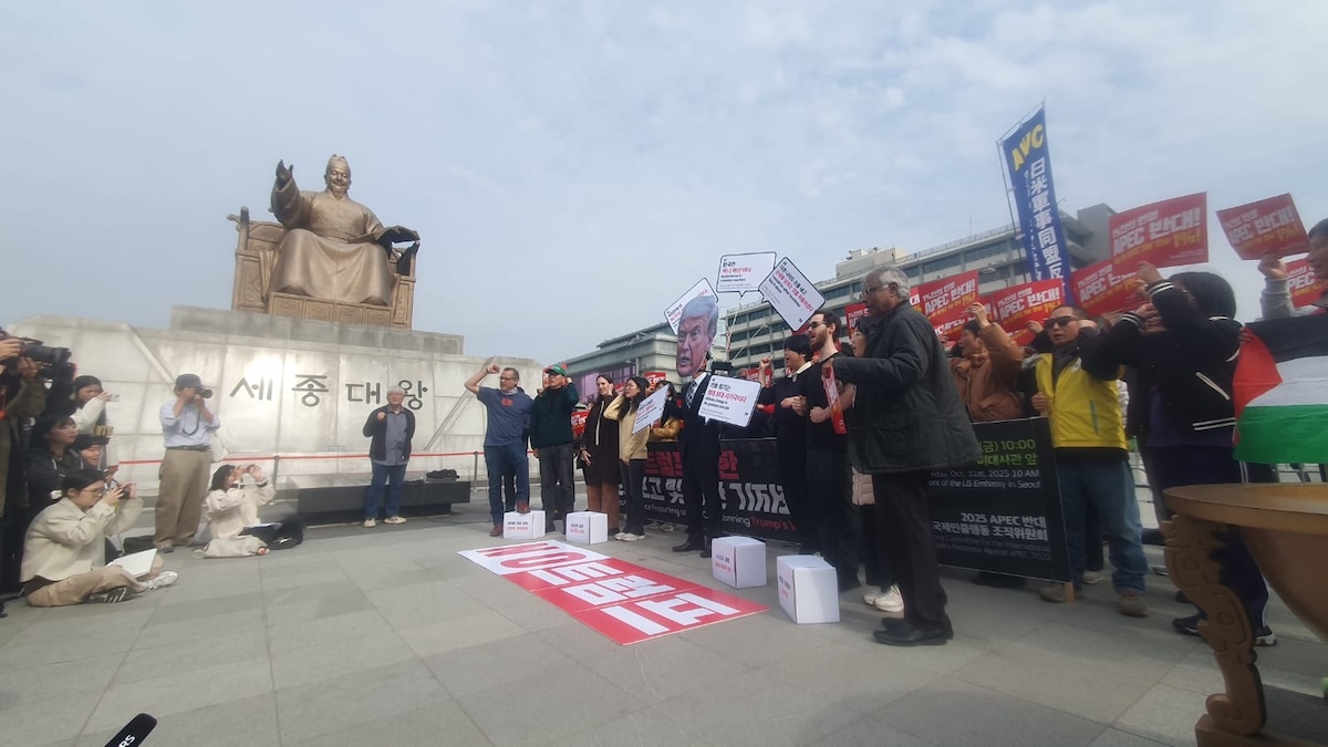Picket in front of King Sejong