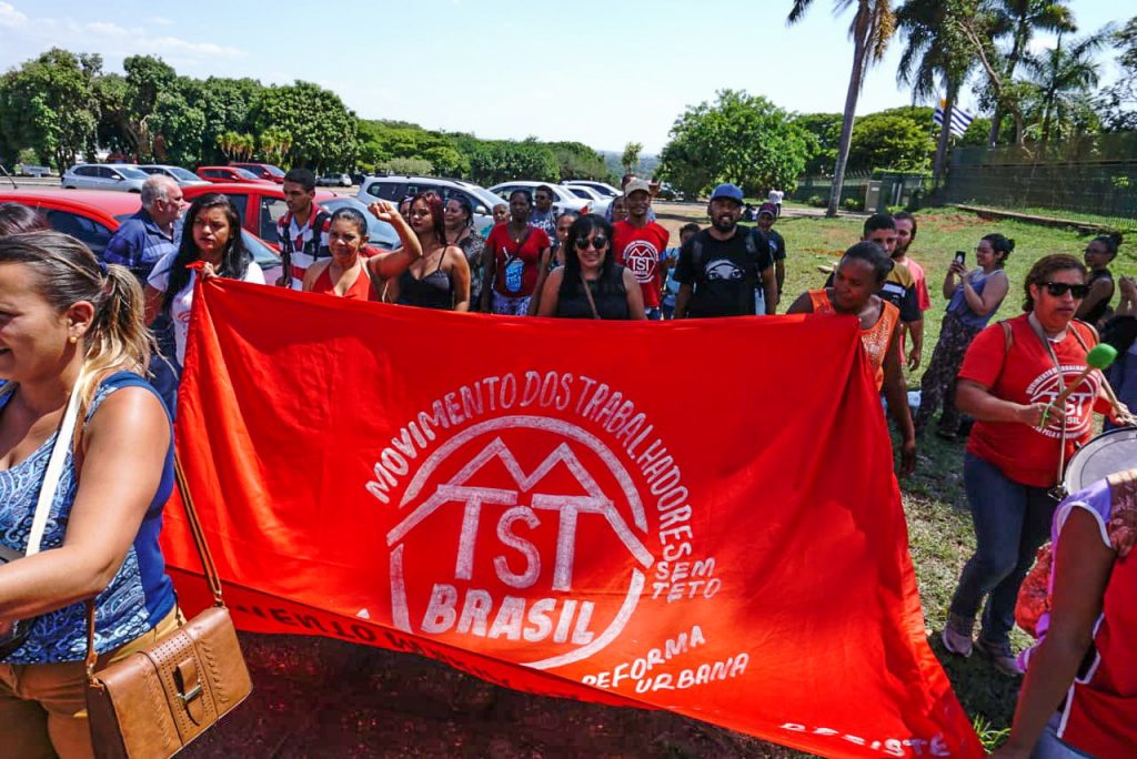 MTST activists gathered outside the Venezuelan embassy in Brasília. (Photo:  Erick Gimenes/Brasil de Fato)