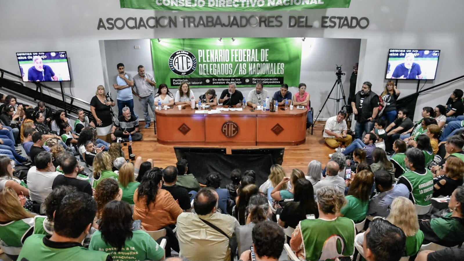 Argentine trade unions warn that 60,000 state workers may lose their employment