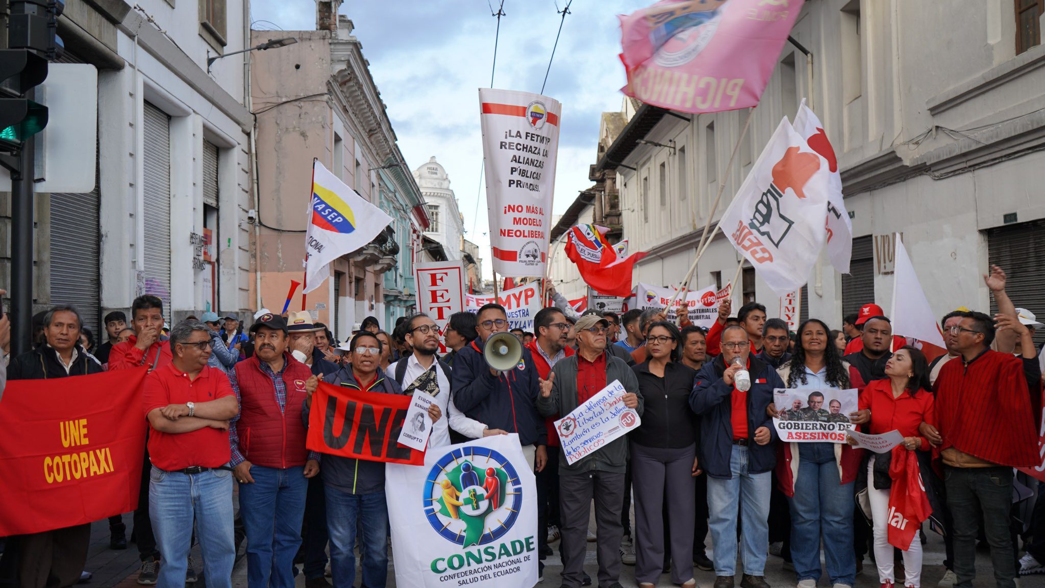 UNE Ecuador march against Noboa