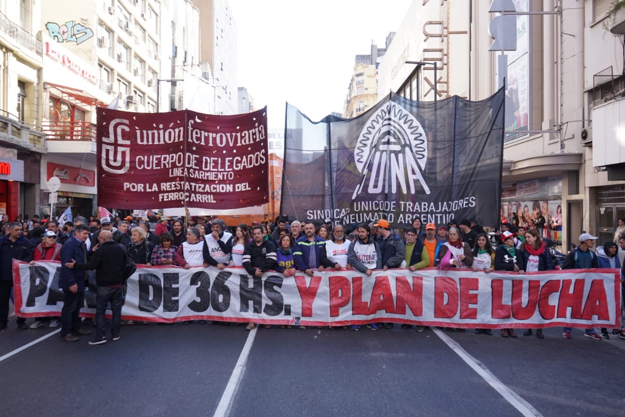 Argentinians take to the streets to demand measures to combat economic crisis