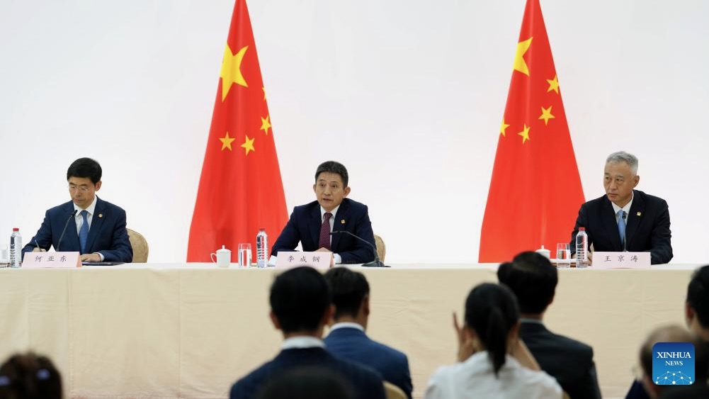 Chinese leaders at press conference in front of Chinese flags