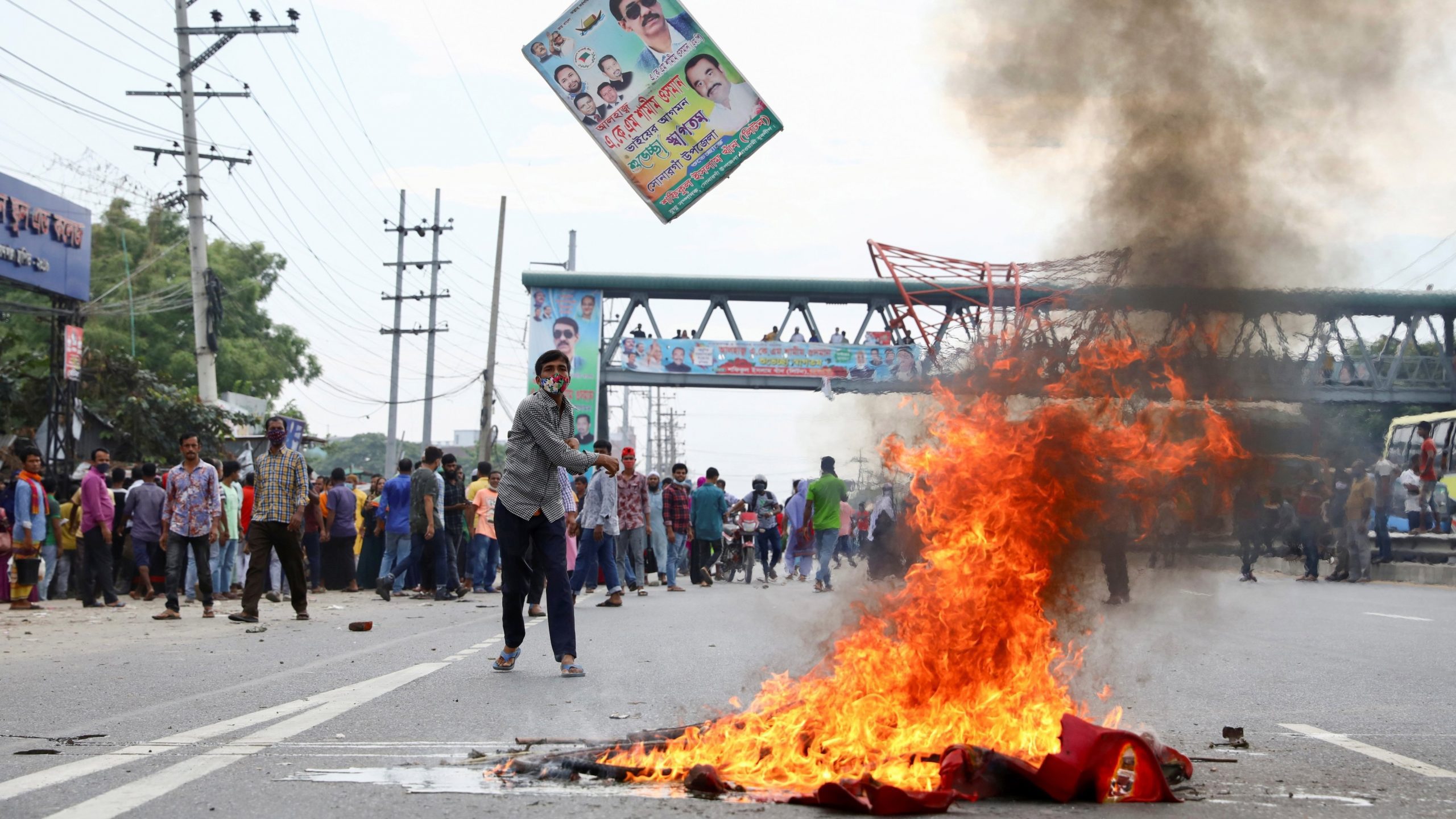 Police interrupt union activities in Bangladesh