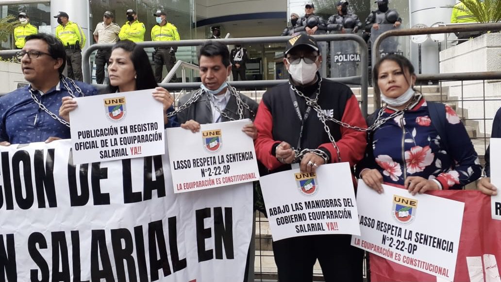 Ecuadorian teachers mobilize in defense of equalization of salary