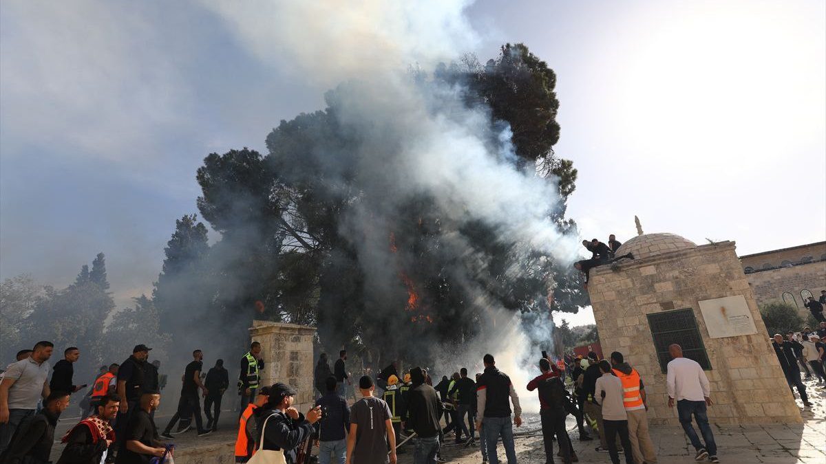 For second Friday in a row, Israeli forces attack worshipers at Al-Aqsa in East Jerusalem