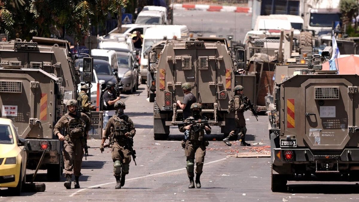 IOF soldiers and tanks on the street