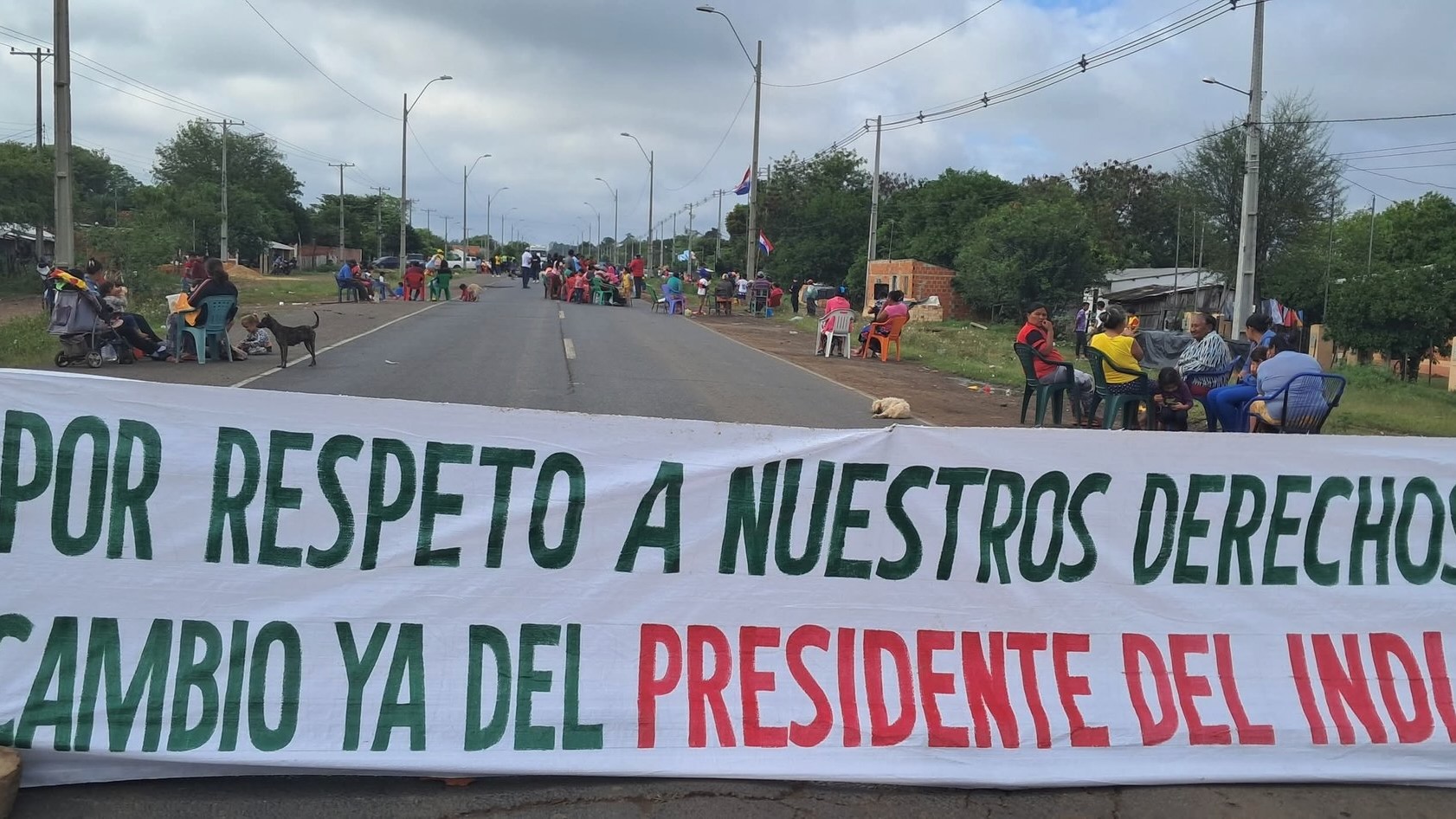 Banner demanding a change in president of INDI in Paraguay