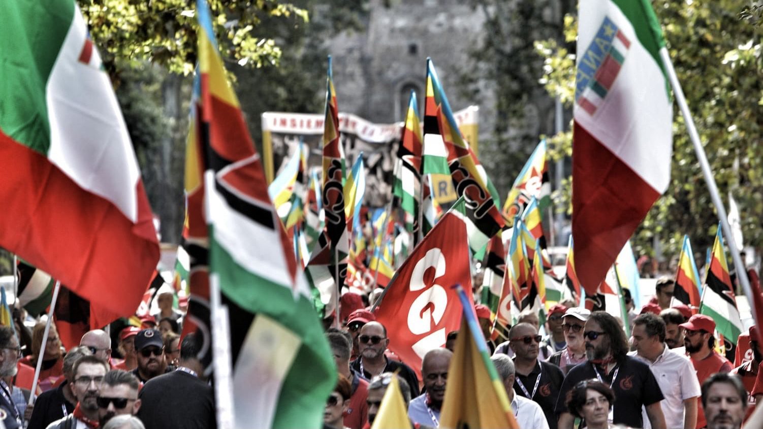 Tens of thousands mobilize on the streets of Rome against far-right Meloni’s policies