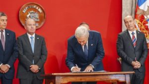 José Antonio Kast - BT News José Antonio Kast signs document
