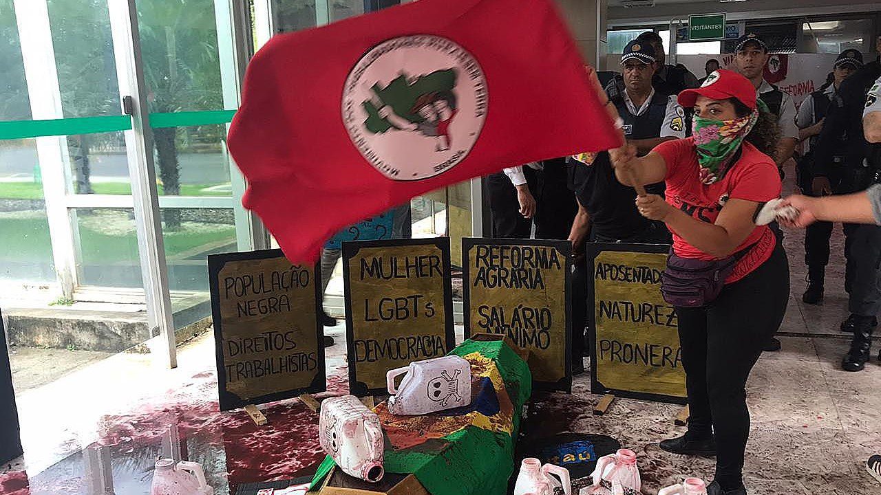 Women of MST occupy Ministry of Agriculture in Brasilia