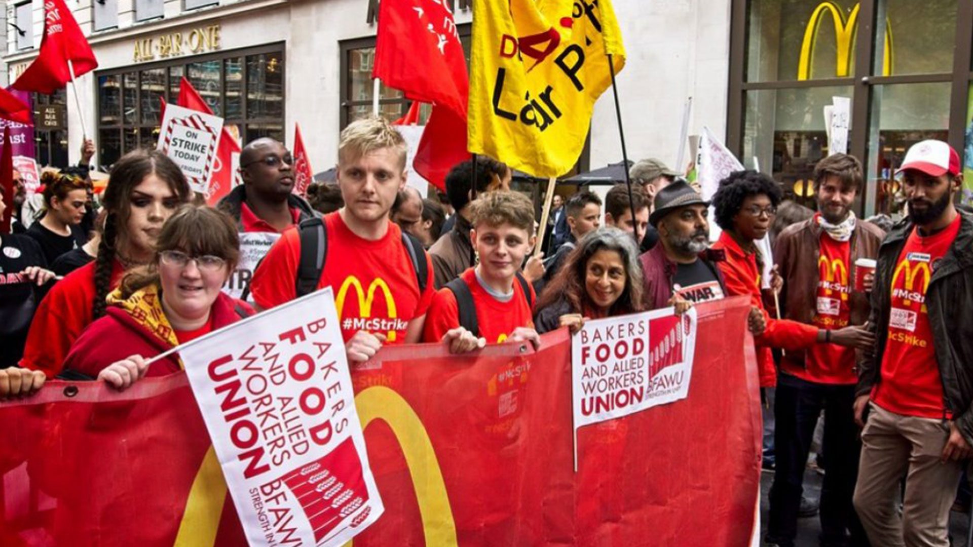 Workers, organized by the BFAWU, have demanded a hike in wages to GBP 15 per hour and union recognition, among other things (Photo: Morning Star)