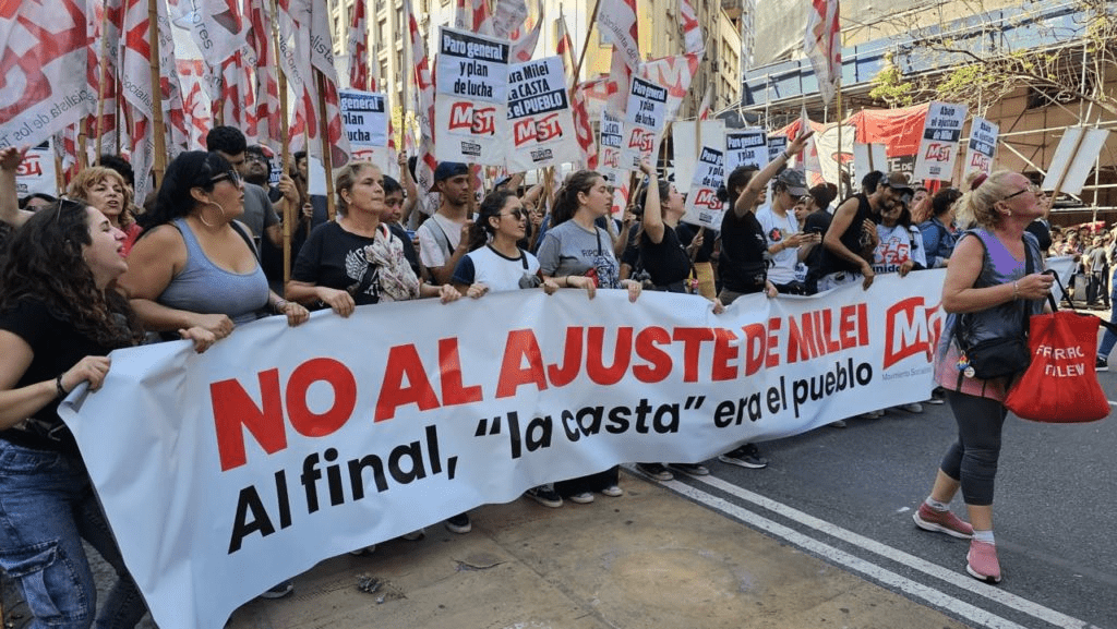 Thousands take to the streets in Argentina in the first mobilization against Milei’s government