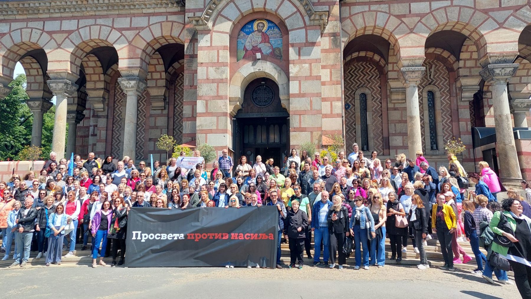 Violence and low salaries drive Serbian teachers to protest at the beginning of new school year