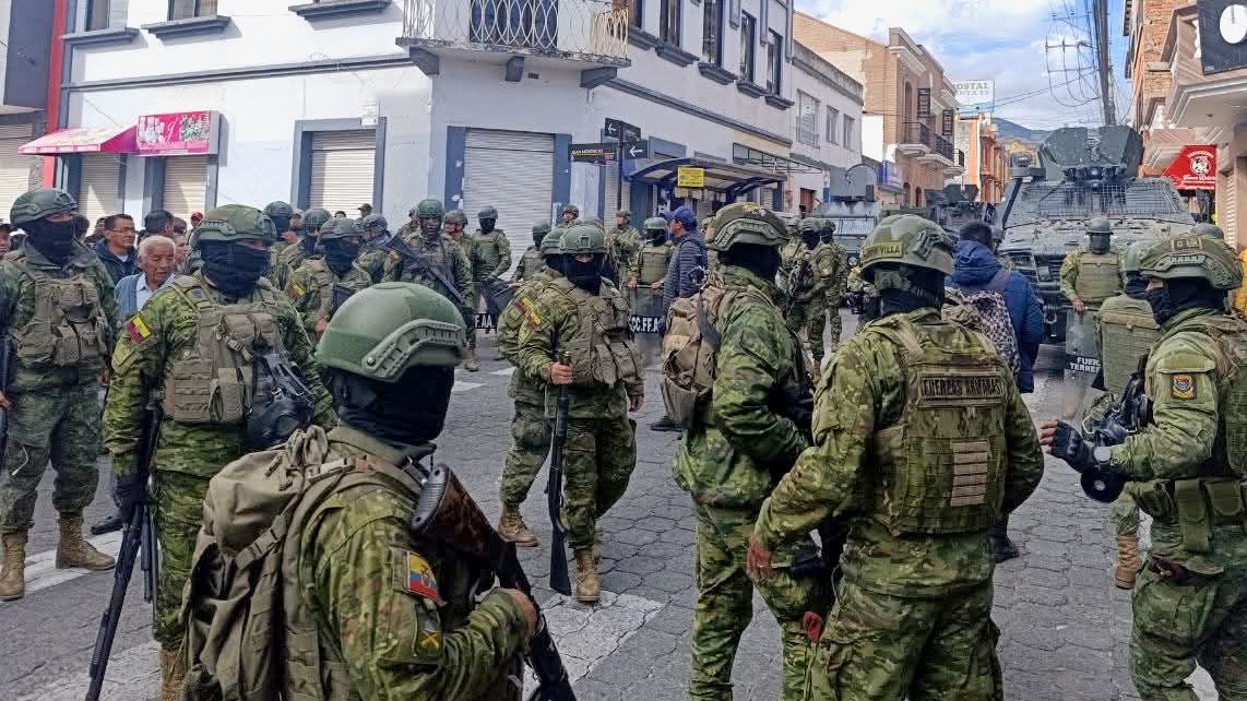 soldiers of the national army flood cities in Ecuador