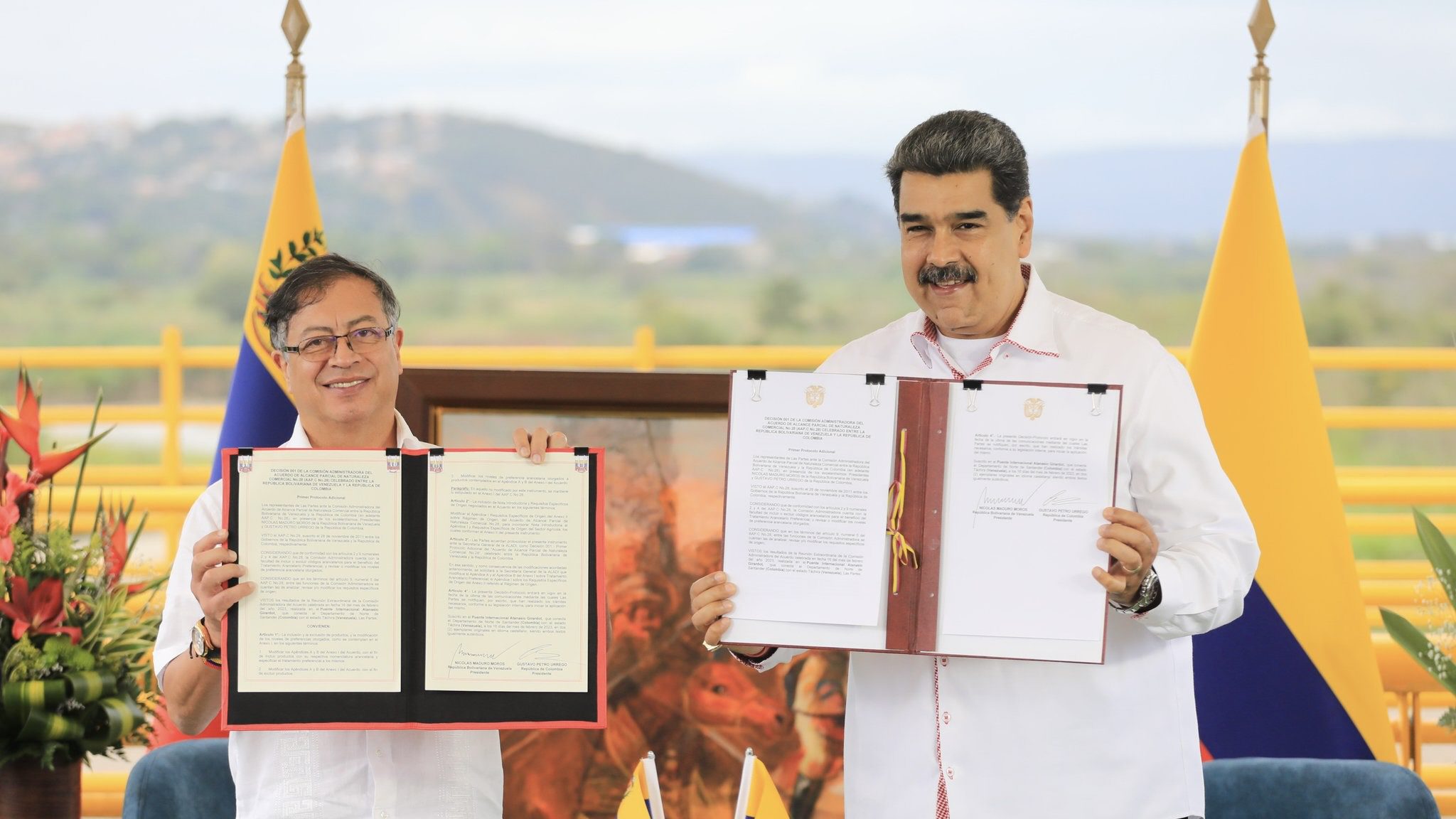 Presidents of Colombia and Venezuela meet at the border, sign new trade agreement