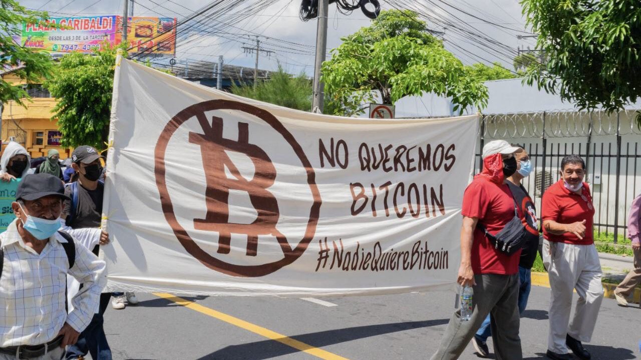Salvadorans reject the adoption of Bitcoin as national currency