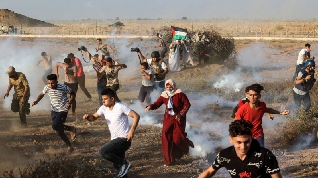 Israeli attacks injure scores of Palestinians demanding the end of blockade in Gaza