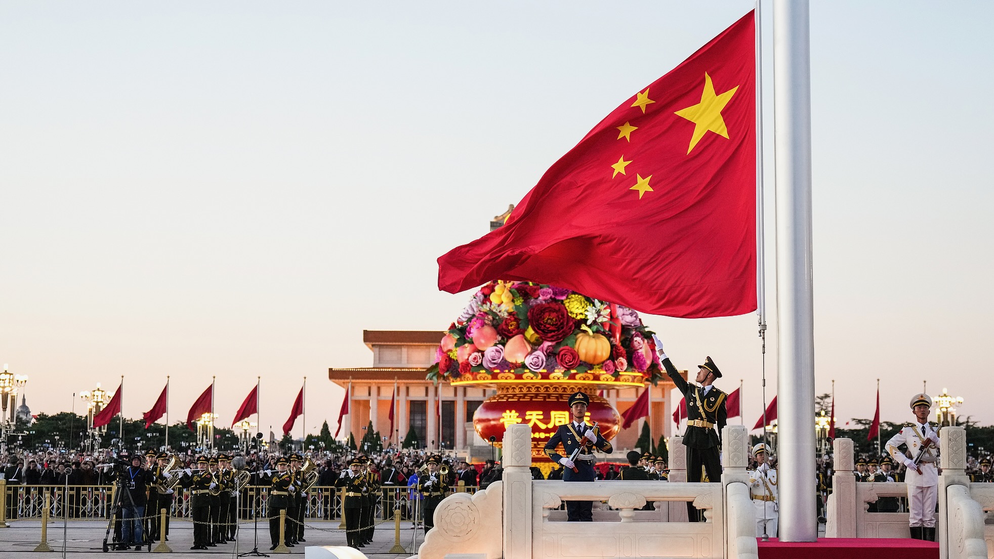 Chinese flag unfurled in Tiananmen Square