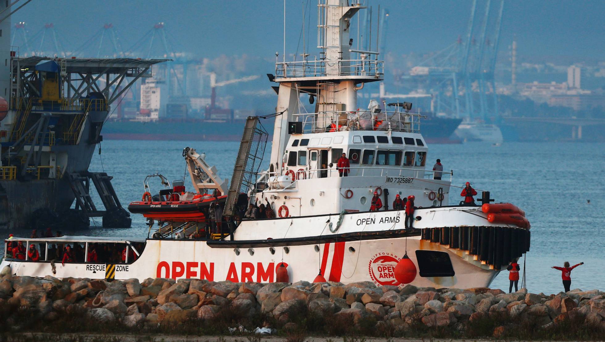 Rescue ship with 300 refugees finally docks at Spain