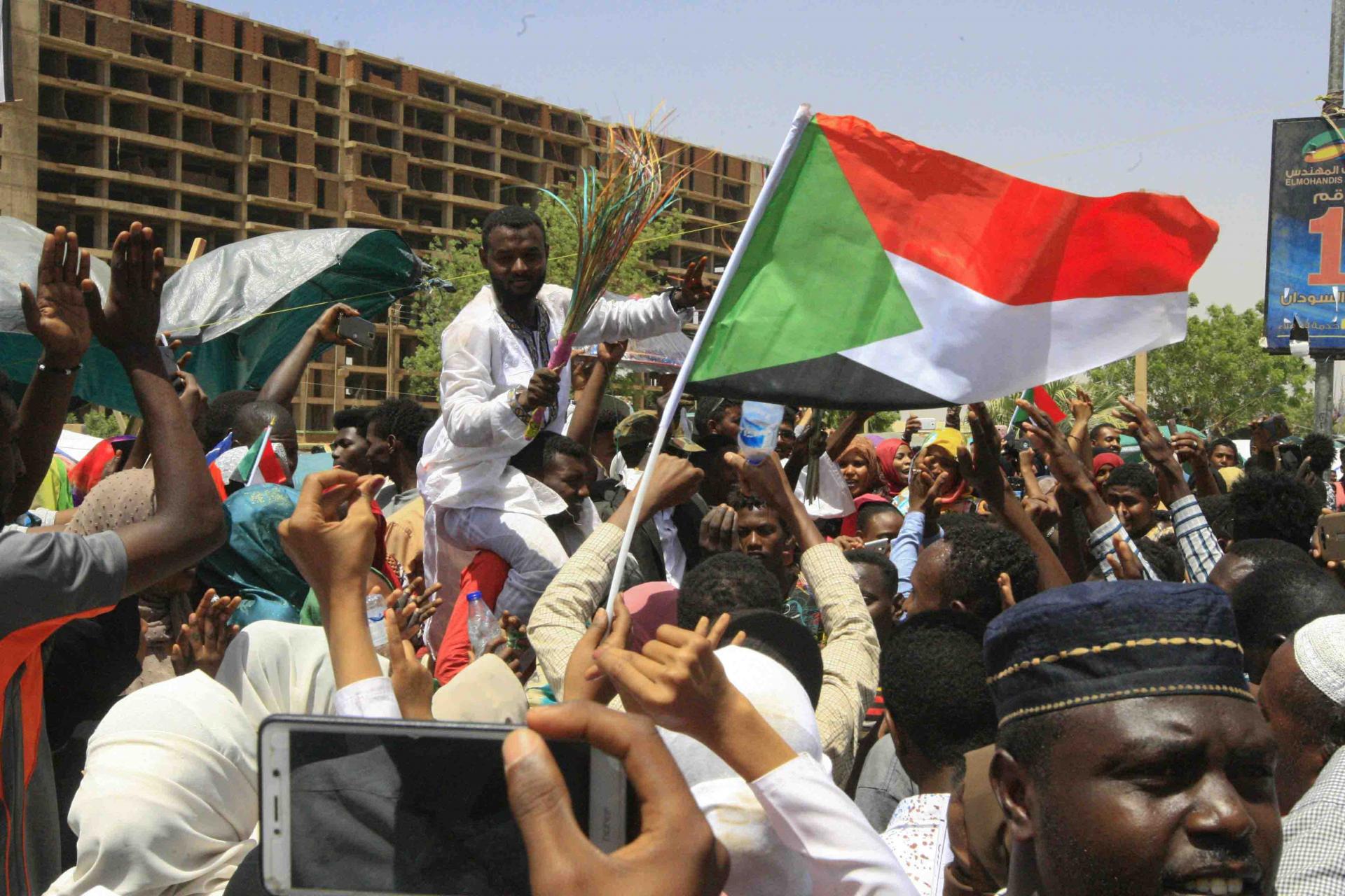 Army threatens protesters in Sudan, after negotiations fail