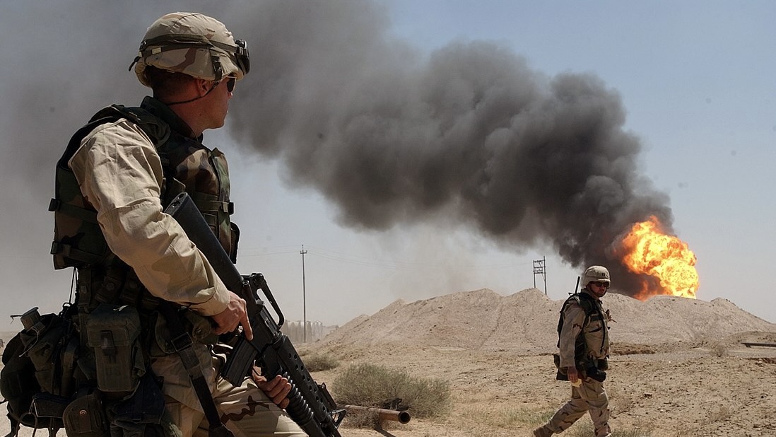 Un soldado del ejército estadounidense observa un pozo petrolero en llamas en el campo petrolífero de Rumaila, en Irak, en abril de 2003.