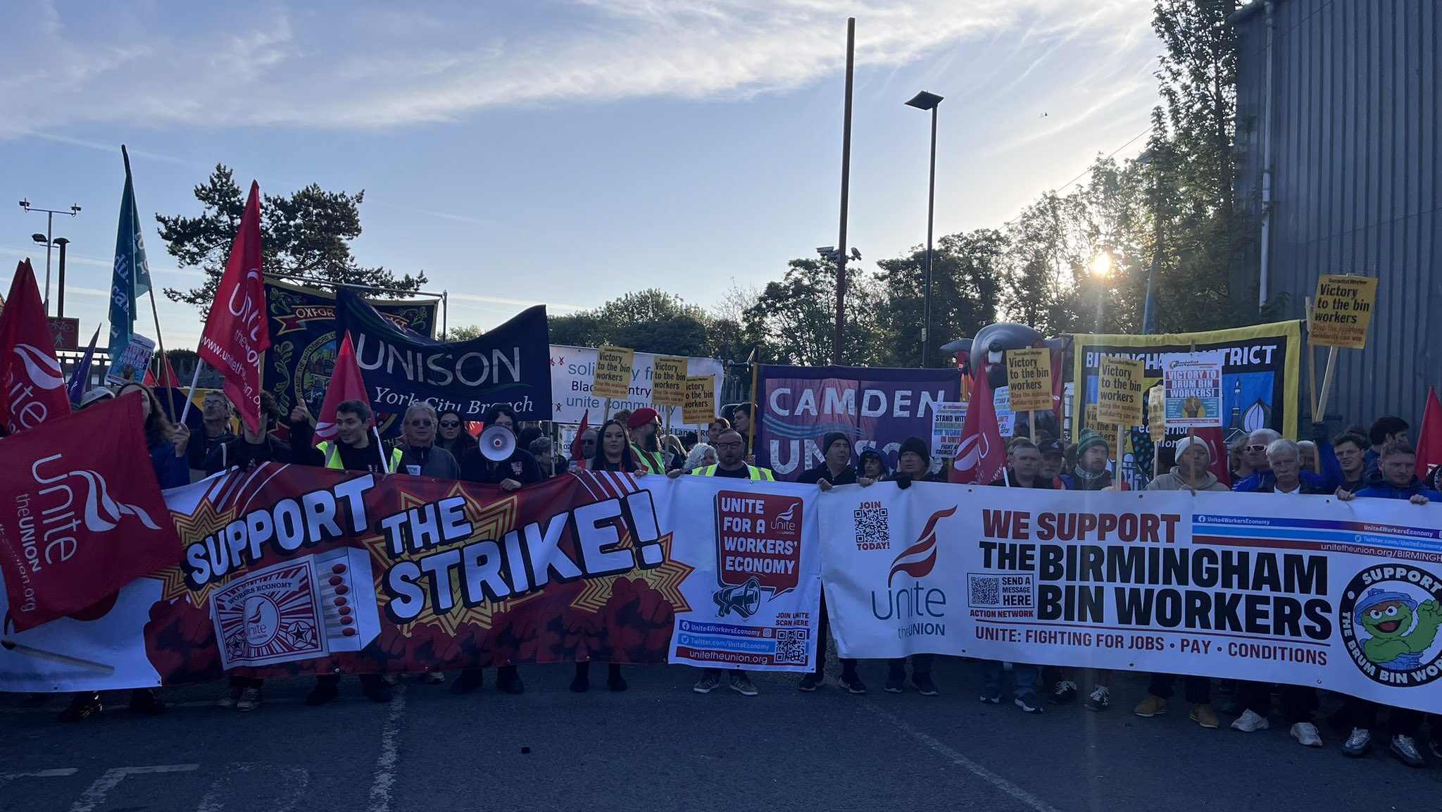 Mass solidarity picket backs striking bin workers in Birmingham