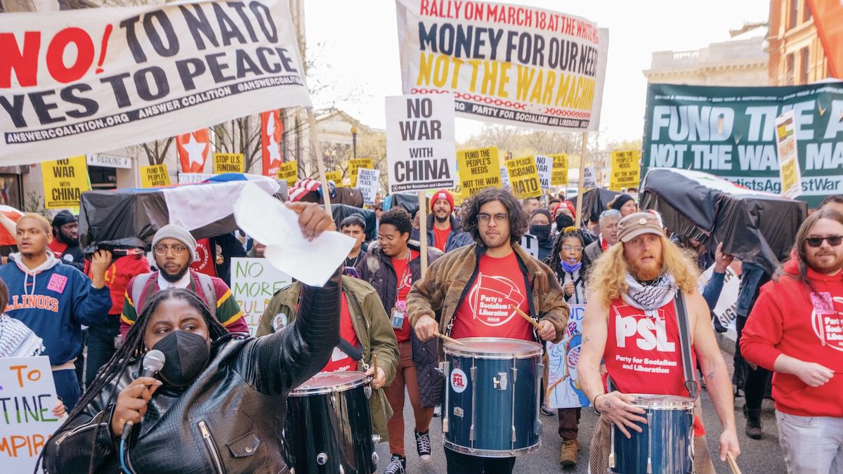 Thousands demonstrate in front of White House to demand an end to the US war machine