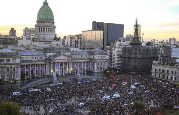 Argentines raise the banner of protest against Macri