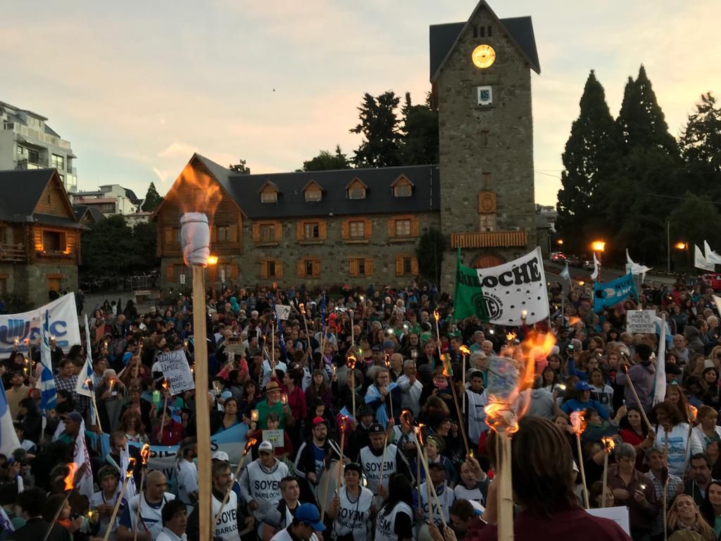 Argentines protest for fourth straight week against hike in rates of services