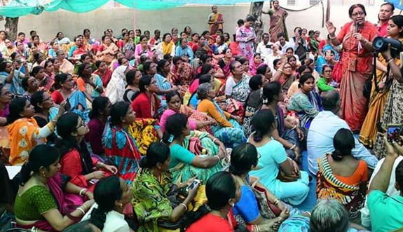 30,000 teachers in India block road to State education minister’s office demanding higher pay