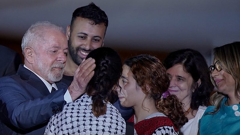 Lula receives Brazilians who lived through Israel’s massacre in Gaza
