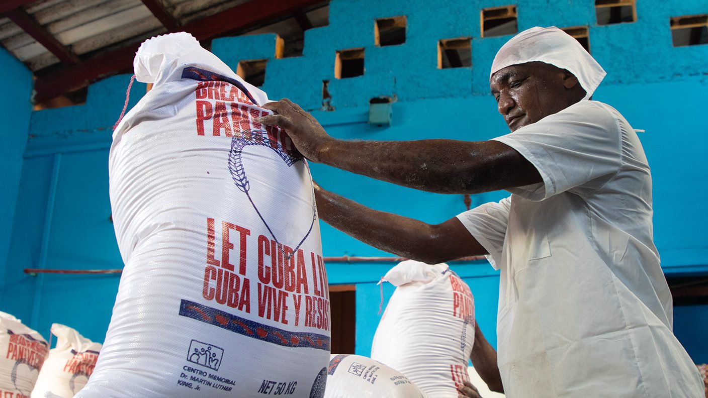 Thousands of people in US send 800 tons of urgently needed flour to Cuba
