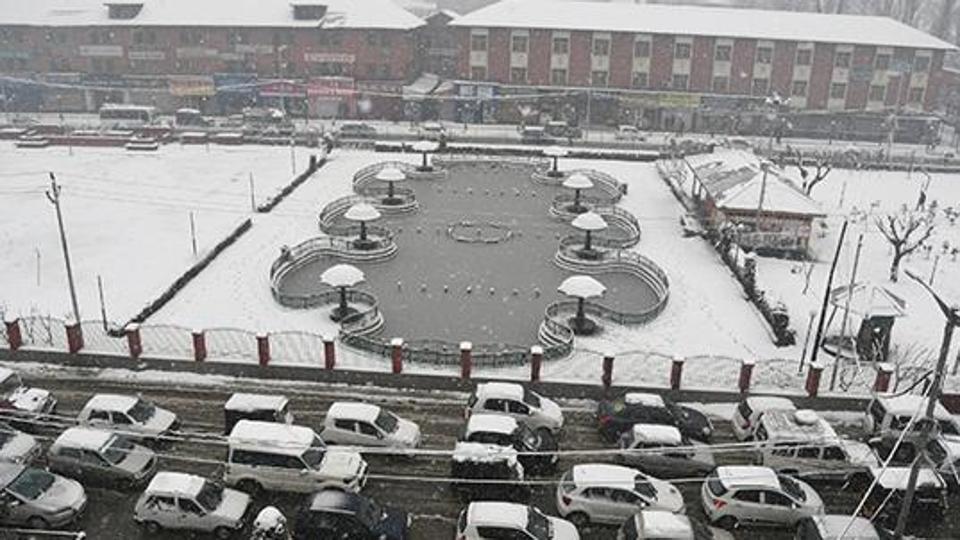 Biweekly bar on civilian traffic on highway sparks anger in Kashmir