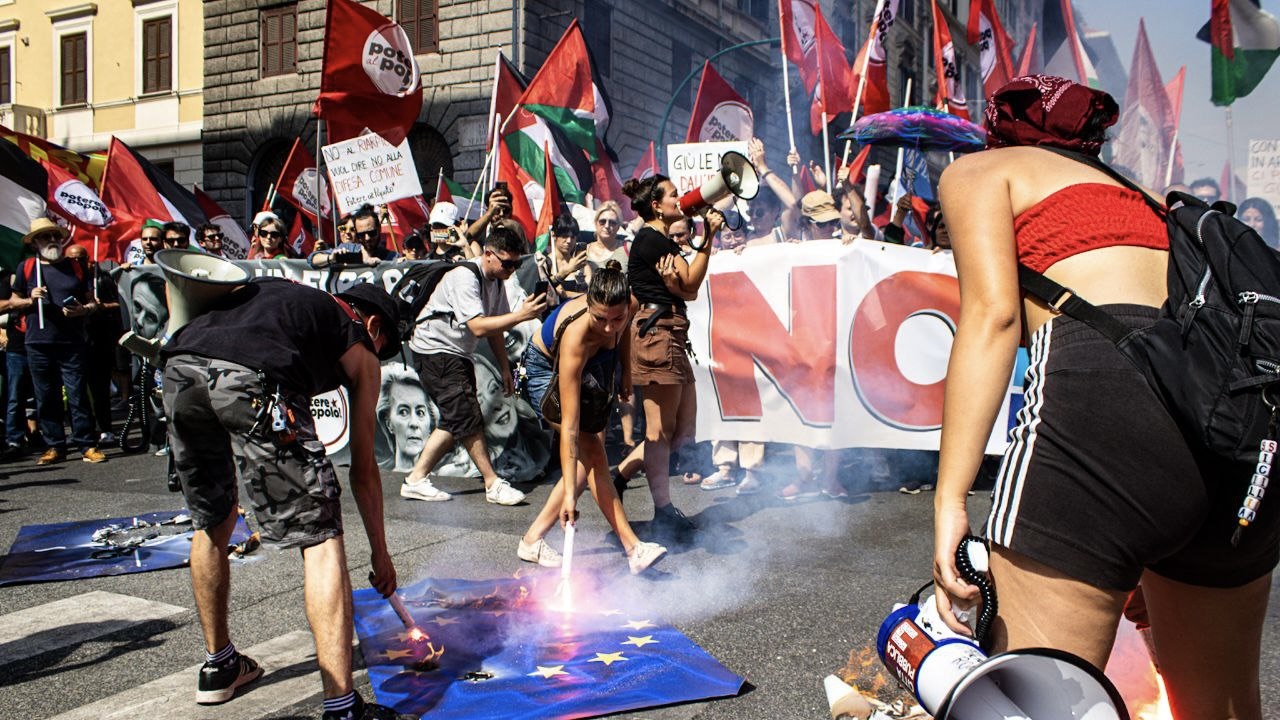“Disarmiamoli!” brings 30,000 to Rome against NATO and war