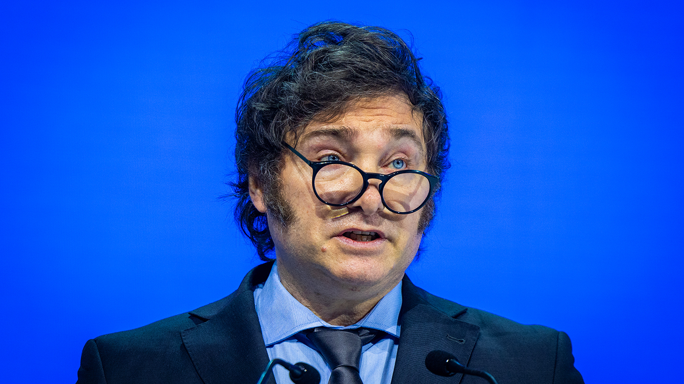 La ultraderecha gobierna en Argentina. ¿Quién es y qué está haciendo Javier Milei?