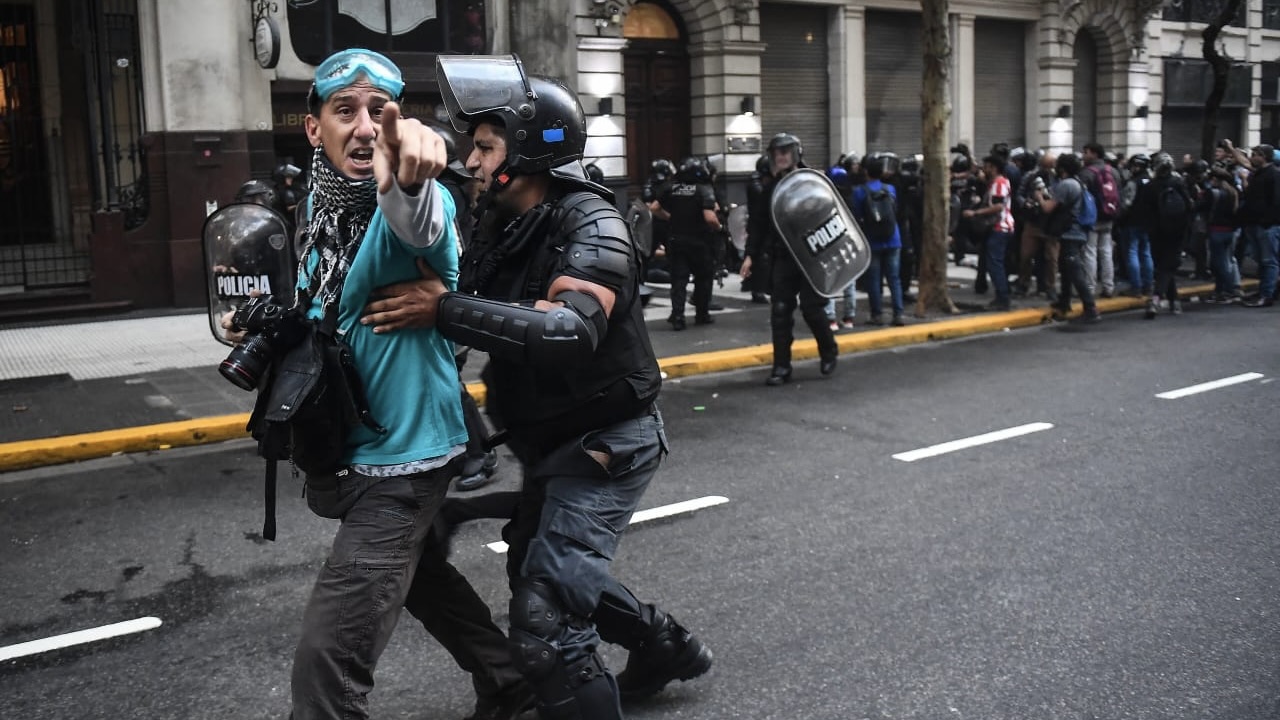 Argentina responde a la brutal represión de los jubilados