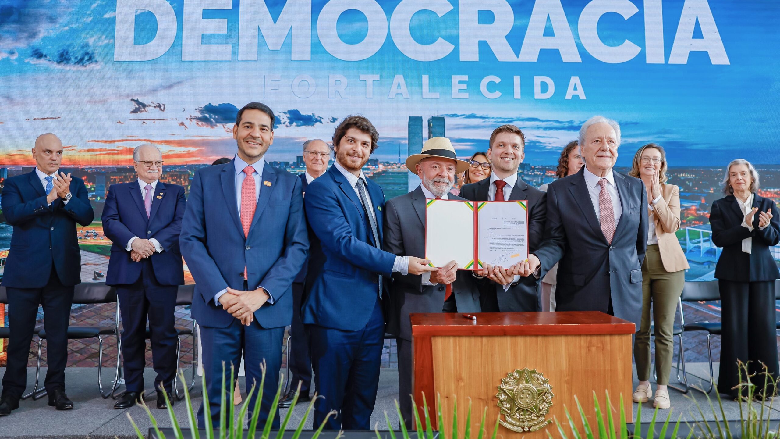 “We are still here”, says Lula, two years since January 8 coup attempt