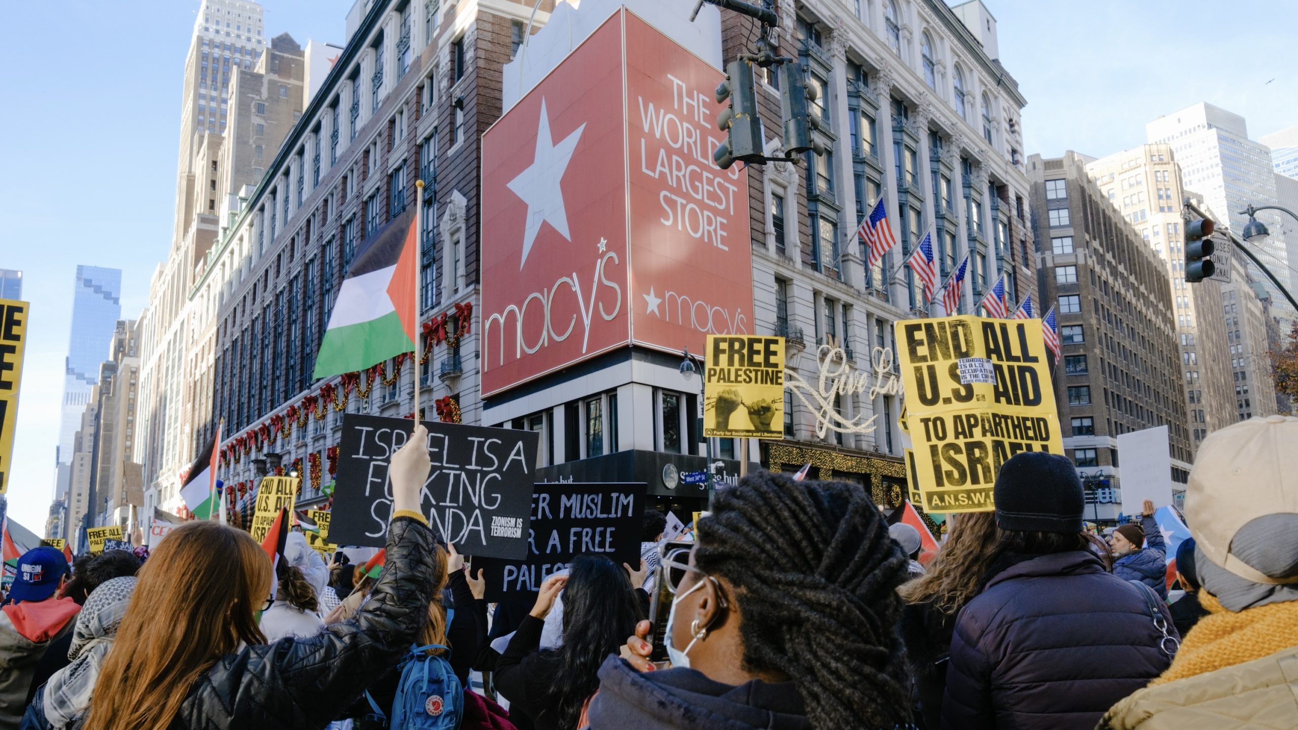 Profit-making holiday “Black Friday”, interrupted by mass mobilizations calling for a permanent ceasefire in Gaza