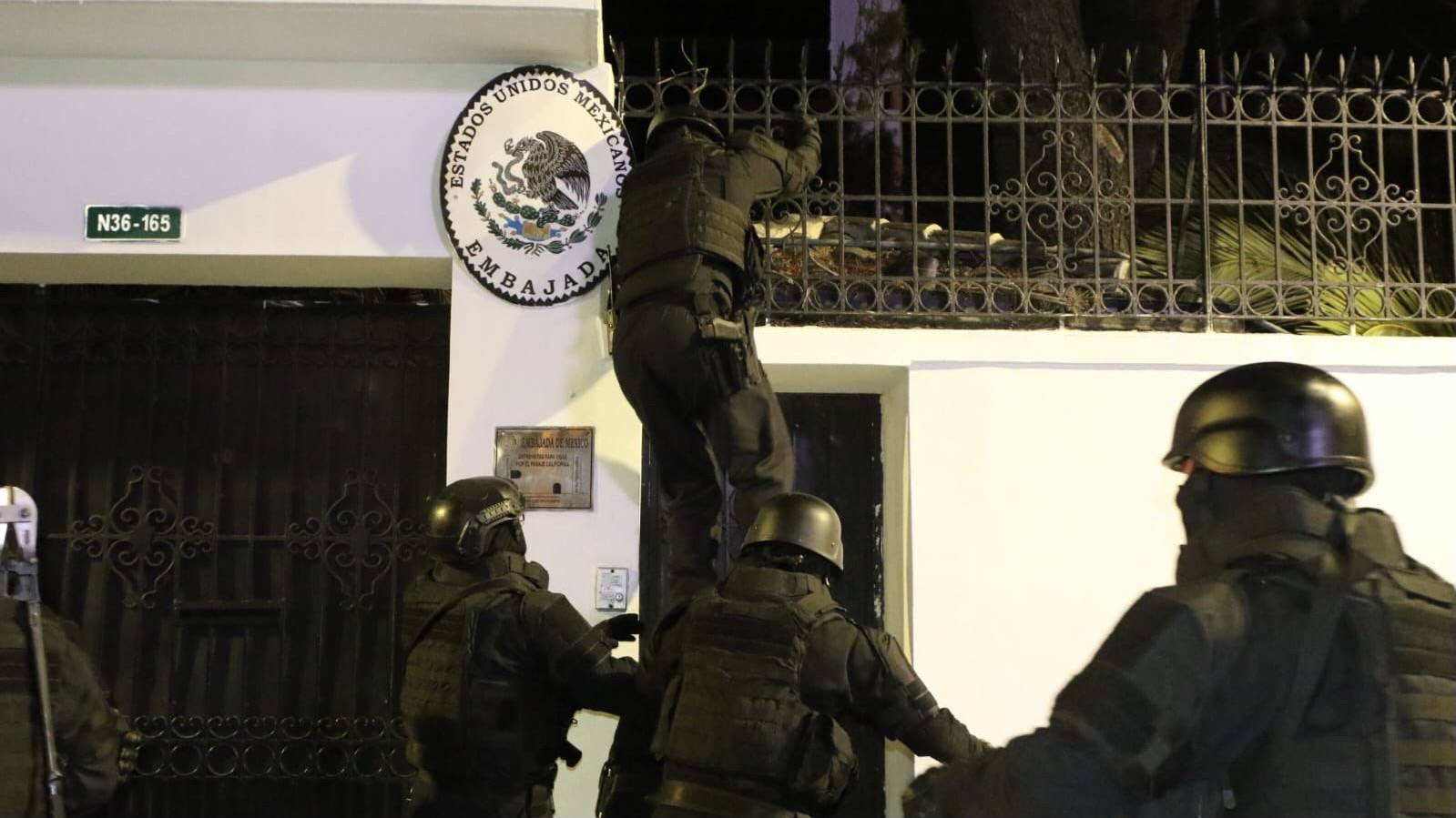 La policía ecuatoriana irrumpe en la Embajada de México y detiene al ex vicepresidente ecuatoriano Jorge Glas