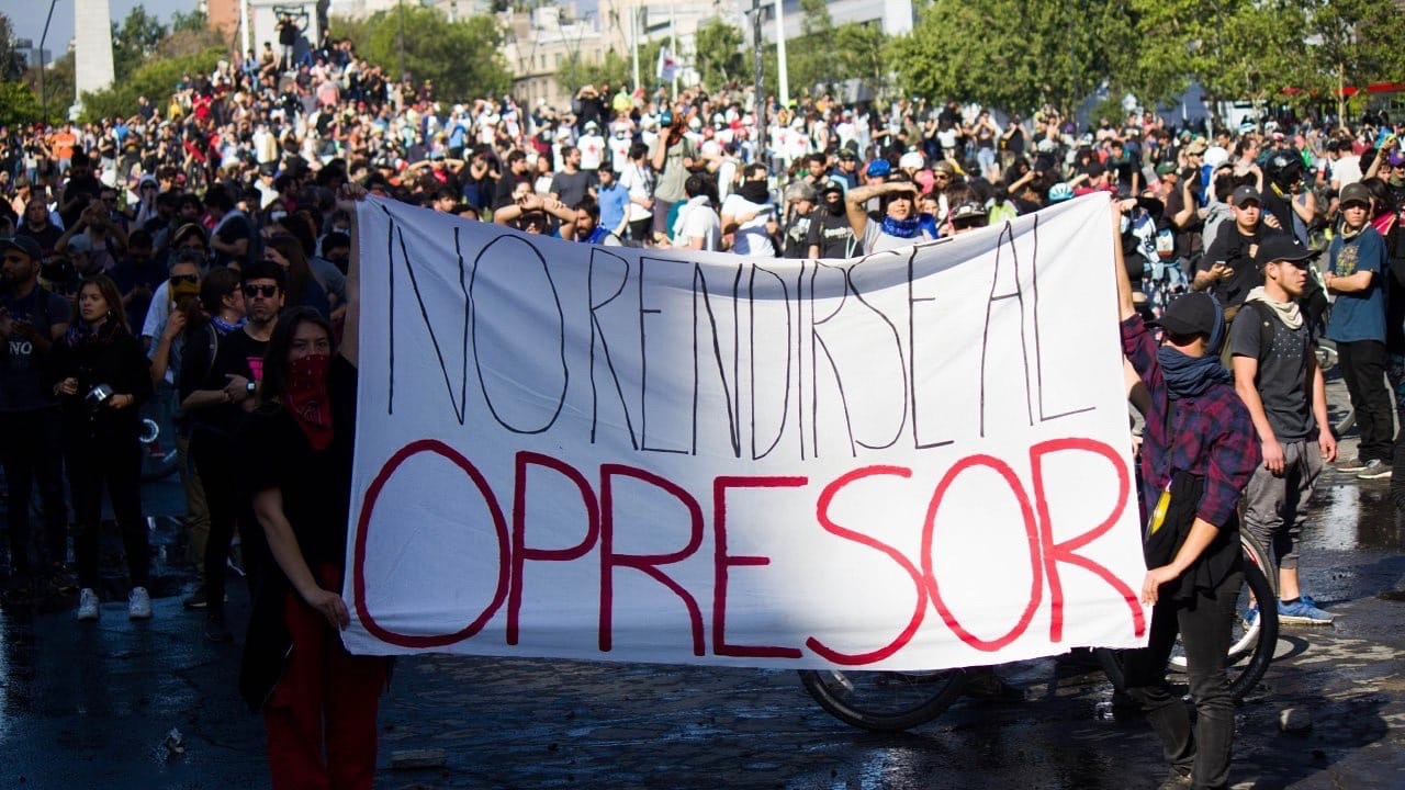 Chileans defy curfew, state of emergency and continue their resistance