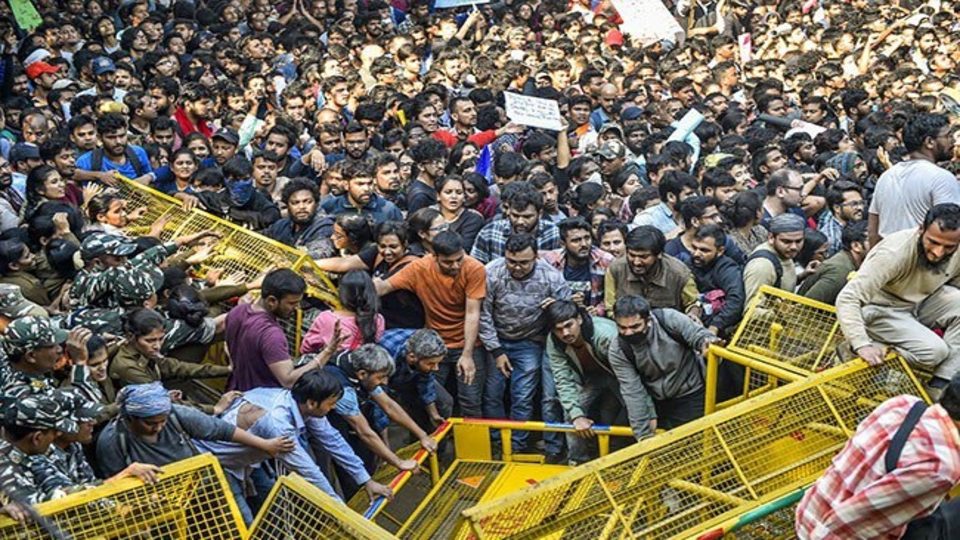 In India, police brutally attack JNU students protesting fee hike